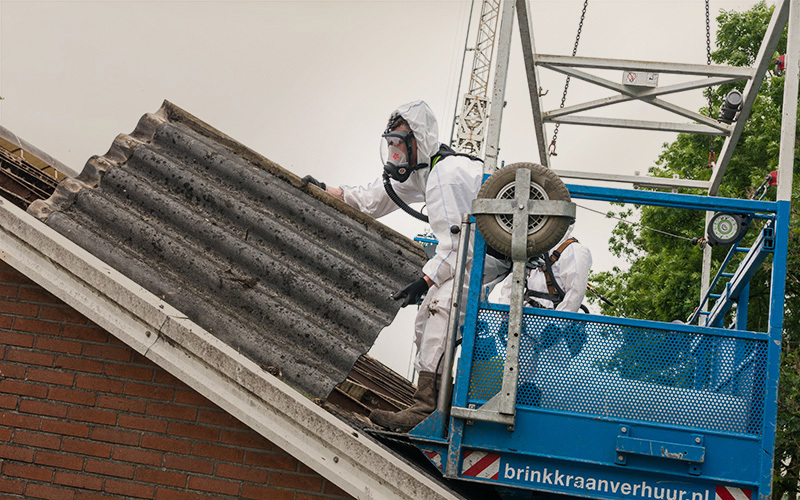 Vai demontēt veco azbesta jumtu?
